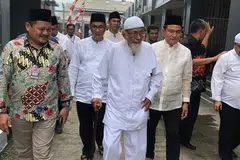 DIPENJARA BEBERAPA KALI: Gambar fail menunjukkan Abu Bakar Bashir di luar penjara Gunung Sindur di luar Jakarta pada 18 Januari 2019.