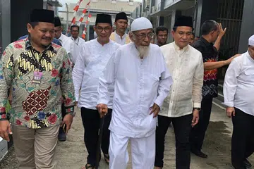 DIPENJARA BEBERAPA KALI: Gambar fail menunjukkan Abu Bakar Bashir di luar penjara Gunung Sindur di luar Jakarta pada 18 Januari 2019.