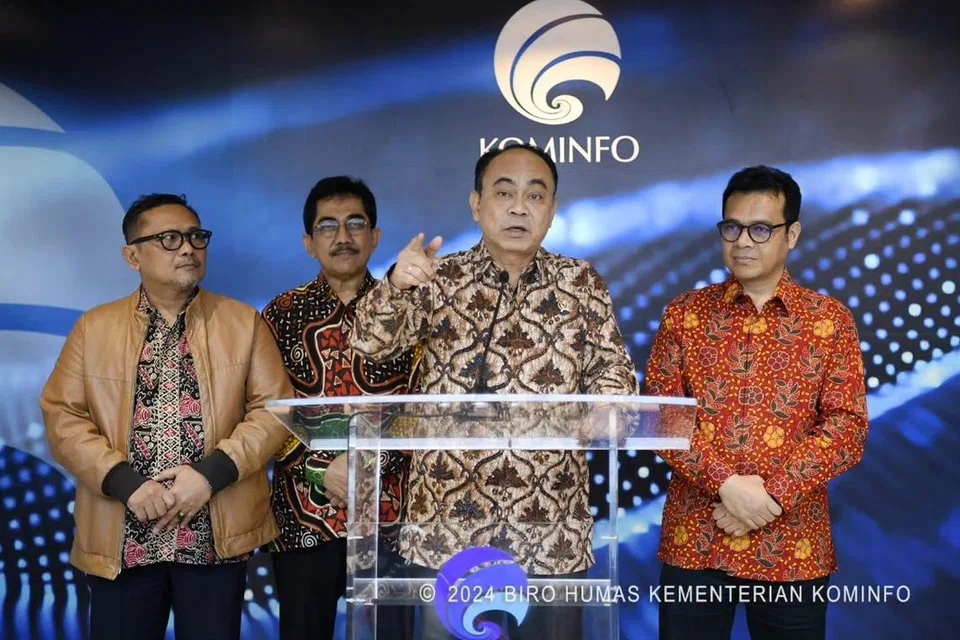 HANYA SEMENTARA: Pelantikan Menteri Komunikasi dan Penerangan, Encik Budi Arie Setiadi (dua dari kanan), sebagai Menteri Ehwal Luar sementara membangkitkan lagi khabar angin perpecahan kabinet Presiden Joko ‘Jokowi’ Widodo.