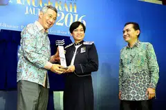 JAUHARI 2016: Cik Zuraidah Abdullah menerima Anugerah Jauhari 2016 daripada Perdana Menteri Lee Hsien Loong dengan diperhatikan oleh Editor Berita Harian/Minggu, Encik Saat Abdul Rahman. - Foto M.O. SALLEH