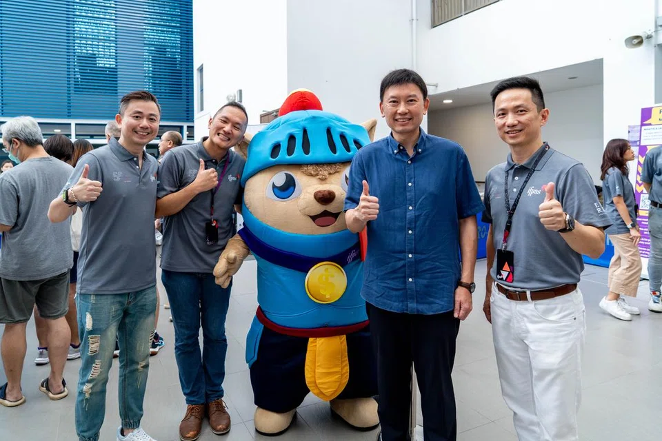 Hadirin bergambar bersama Menteri Pengangkutan Encik Chee Hong Tat (dua dari kanan), yang juga penasihat akar umbi Bishan-Toa Payoh, semasa acara pensijilan mega LPA di Kelab Masyarakat Toa Payoh West pada 18 Ogos.