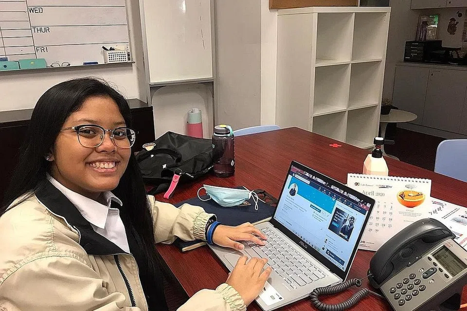 AKIFAH: Hadiri kelas Kemahiran Hidup yang diatur oleh LinkedIn yang mengajar pelajar bagaimana membina jenama dan rangkaian profesional dalam talian melalui perbincangan kerjaya dan latihan platform LinkedIn. - Foto ihsan SITI NUR AKIFAH KAMSANI