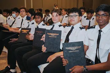 PROGRAM PENERBANGAN UNTUK BELIA: Sekumpulan belia yang lulus daripada program penerbangan daripada sekolah swasta Aeroviation baru-baru ini. Program itu mendedahkan pelajar kepada pelbagai skop tugas dalam industri penerbangan serta latihan simulasi penerbangan. - Foto AEROVIATION SINGAPORE