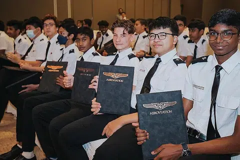 PROGRAM PENERBANGAN UNTUK BELIA: Sekumpulan belia yang lulus daripada program penerbangan daripada sekolah swasta Aeroviation baru-baru ini. Program itu mendedahkan pelajar kepada pelbagai skop tugas dalam industri penerbangan serta latihan simulasi penerbangan. - Foto AEROVIATION SINGAPORE