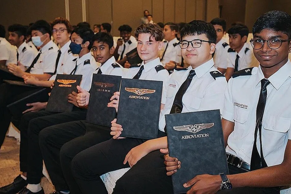 PROGRAM PENERBANGAN UNTUK BELIA: Sekumpulan belia yang lulus daripada program penerbangan daripada sekolah swasta Aeroviation baru-baru ini. Program itu mendedahkan pelajar kepada pelbagai skop tugas dalam industri penerbangan serta latihan simulasi penerbangan. - Foto AEROVIATION SINGAPORE