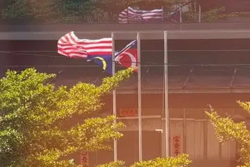 Gambar Jalur Gemilang (bendera Malaysia) dan bendera Johor yang dipasang secara terbalik di sebuah premis perindustrian dalam kawasan pentadbiran Majlis Perbandaran Kulai (MPKu).