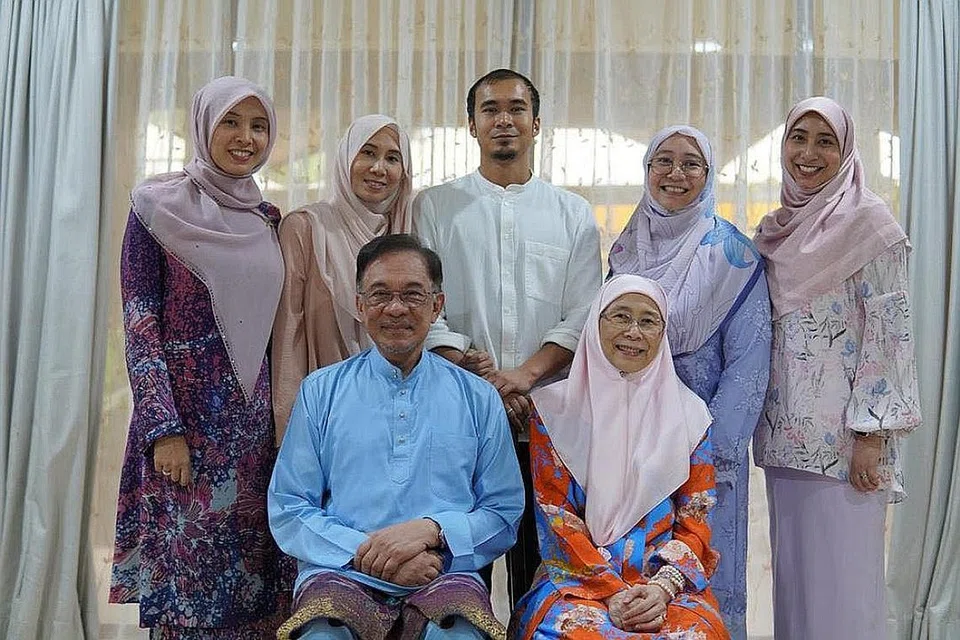 HARAPAN BARU: Datuk Anwar Ibrahim (depan kiri) bersama isteri Dato' Seri Dr Wan Azizah Wan Ismail. (Belakang dari kiri) Nurul Izzah; Nurul Nuha; Muhamad Ihsan; Nurul Hana dan Nurul Ilham. Nurul Iman Anwar tiada dalam gambar. - Foto FACEBOOK ANWAR IBRAHIM