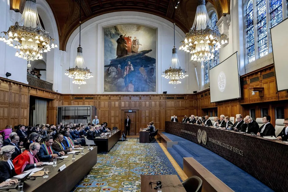 Presiden ICJ, Encik Joan Donoghue bersama panel hakim yang lain di ICJ sebelum pengumuman keputusan dalam kes genosid terhadap Israel, yang dibawa oleh Afrika Selatan, di The Hague pada 26 Januari 2024. 