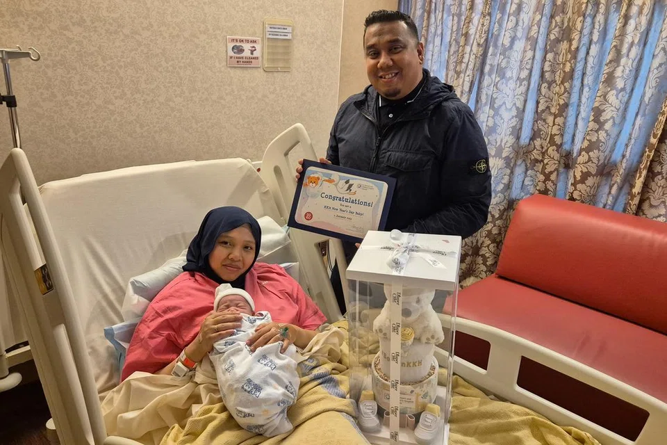 Pasangan, Cik Nafisah Omar dan Encik Mohd Taufiq, turut menyambut kelahiran bayi SG60 mereka, Maryam Marwani, di Hospital Wanita dan Kanak-Kanak KK (KKH).