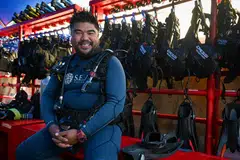 Encik Mohammad Ferdaus Mohammad Nadzir selam bersama puluhan ikan jerung sebagai sebahagian pekerjaannya di S.E.A. Aquarium.