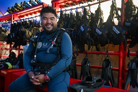 Encik Mohammad Ferdaus Mohammad Nadzir selam bersama puluhan ikan jerung sebagai sebahagian pekerjaannya di S.E.A. Aquarium.