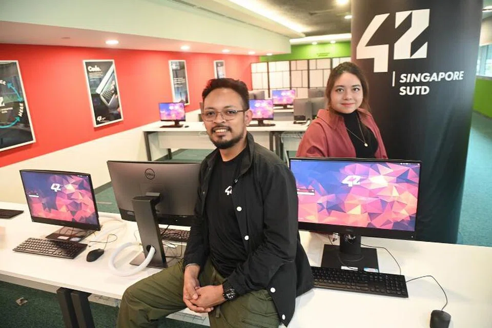 TIMBA ILMU: Encik Mohamed Syafik Mhd Isa dan Cik Louisa Nonis antara pelajar kohort pertama satu-satunya sekolah pengekodan percuma di sini, 42 Singapore, yang terletak di SUTD.