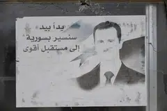 Sebuah potret mantan Presiden Syria Bashar al-Assad menghiasi berek Divisyen Keempat tentera Syria di bandar Dummar berhampiran Damsyik, pada 23 Disember.