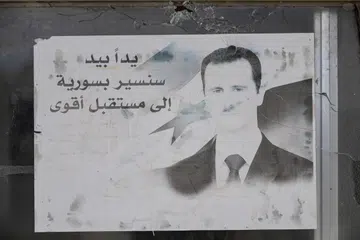 Sebuah potret mantan Presiden Syria Bashar al-Assad menghiasi berek Divisyen Keempat tentera Syria di bandar Dummar berhampiran Damsyik, pada 23 Disember.
