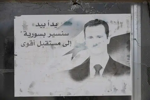 Sebuah potret mantan Presiden Syria Bashar al-Assad menghiasi berek Divisyen Keempat tentera Syria di bandar Dummar berhampiran Damsyik, pada 23 Disember.