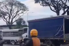 Polis dan SCDF menyatakan mereka dimaklumkan mengenai satu kemalangan di AYE menghala Ekspreswe Pantai Marina (MCE) sebelum susur keluar Benoi Road pada pagi 4 Julai.