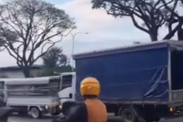 Polis dan SCDF menyatakan mereka dimaklumkan mengenai satu kemalangan di AYE menghala Ekspreswe Pantai Marina (MCE) sebelum susur keluar Benoi Road pada pagi 4 Julai.