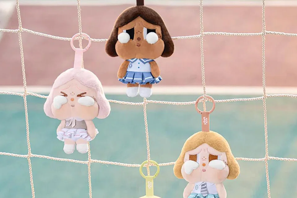 Kalung penghias beg denga anak patung ‘crybaby’ oleh Pop Mart antara aksesori fesyen yang popular pada 2024. 