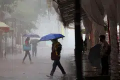 Cuaca dingin pada Disember membuat ramai memilih untuk menukar gaya pakaian mereka kepada yang lebih tebal untuk menghangatkan tubuh.