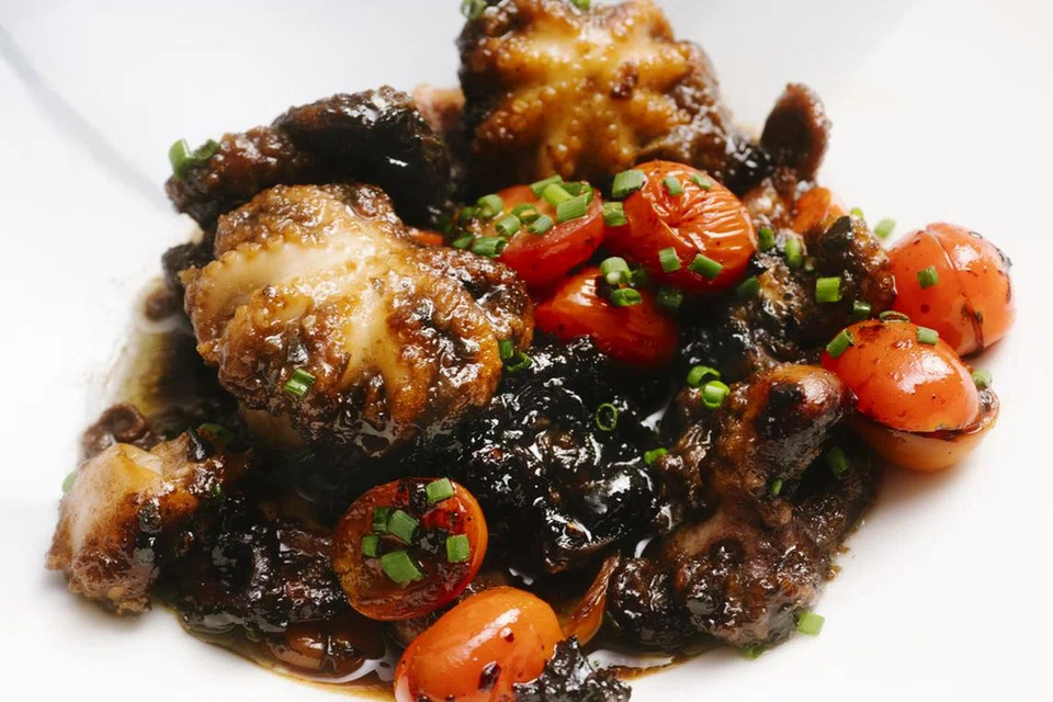 Pulpo Bebe ialah hidangan sotong lembut dengan sos yang menyerlahkan rasa manisnya. 