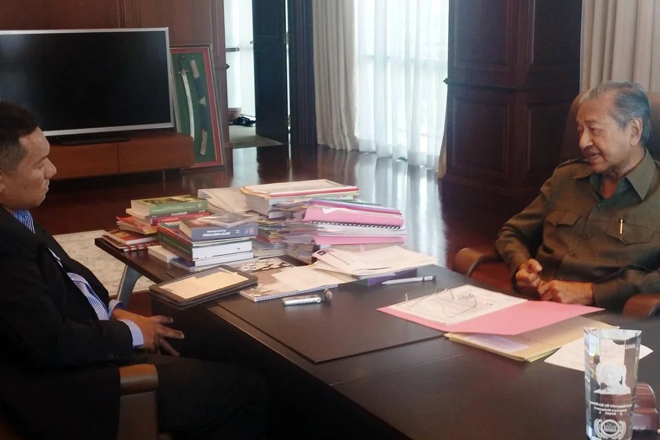 WAWANCARA EKSKLUSIF: Timbalan Editor Digital Berita Harian/Berita Minggu, Chairul Fahmy Hussaini (kiri), mewawancara Tun Dr Mahathir di pejabatnya di Yayasan Al-Bukhary, dekat Masjid Negara, Kuala Lumpur, baru-baru ini.