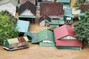 Foto udara ini menunjukkan sebuah perkampungan yang dilanda banjir di wilayah Nghe An, utara-tengah Vietnam pada 23 Julai 2025, selepas hujan lebat akibat taufan Wipha. 