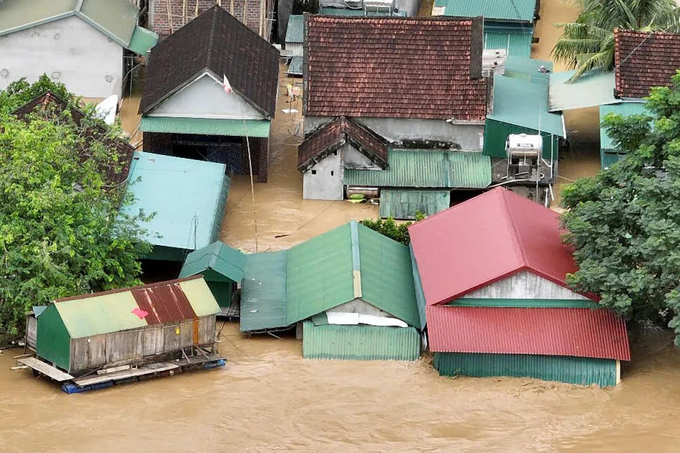 Foto udara ini menunjukkan sebuah perkampungan yang dilanda banjir di wilayah Nghe An, utara-tengah Vietnam pada 23 Julai 2025, selepas hujan lebat akibat taufan Wipha. 