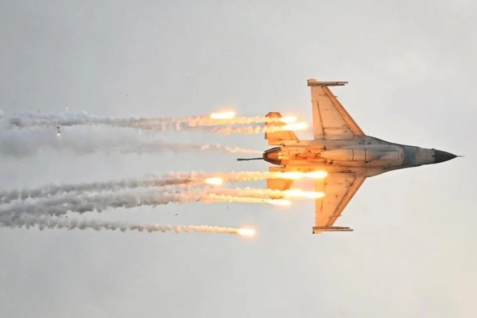 Pesawat pejuang F-16 daripada Angkatan Udara Republik Singapura (RSAF) membuat persembahan semasa pratonton media pada 31 Januari bagi Pertunjukan Udara Singapura 2026.