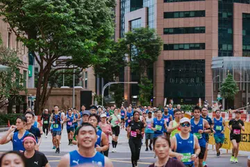 LALUAN MENARIK: Peserta melalui beberapa tempat ikonik di Singapura, seperti Singapore Flyer, Marina Bay Sands, Esplanade dan Gardens by the Bay, dalam Maraton Standard Chartered Singapura 2023. 