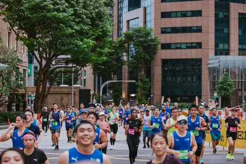 LALUAN MENARIK: Peserta melalui beberapa tempat ikonik di Singapura, seperti Singapore Flyer, Marina Bay Sands, Esplanade dan Gardens by the Bay, dalam Maraton Standard Chartered Singapura 2023. 