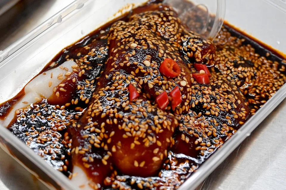 Udang Chee Cheong Fun berharga $6.50 disirami sos pekat buatan sendiri yang pedas dan manis. 