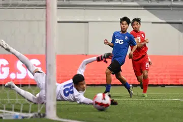 TIDAK MASUK GAWANG: Nathan Mao (jersi merah) melihat sepakannya melewati gawang dalam perlawanan akhir Piala Lion City menentang BG Pathum. Skuad bola sepak lelaki bawah 15 tahun Singapura tewas 3-4 melalui sepakan penalti.
