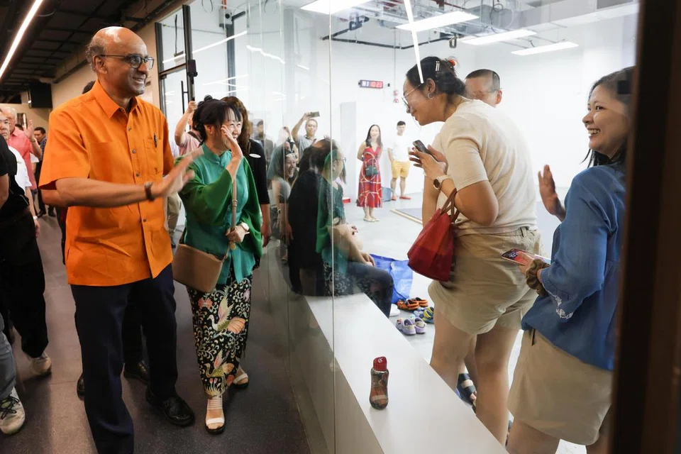 Presiden Tharman Shanmugaratnam (kiri) dan isterinya, Puan Jane Ittogi, berinteraksi dengan tetamu lain di acara rumah terbuka Safra di Safra Choa Chu Kang pada 30 Jun. 
