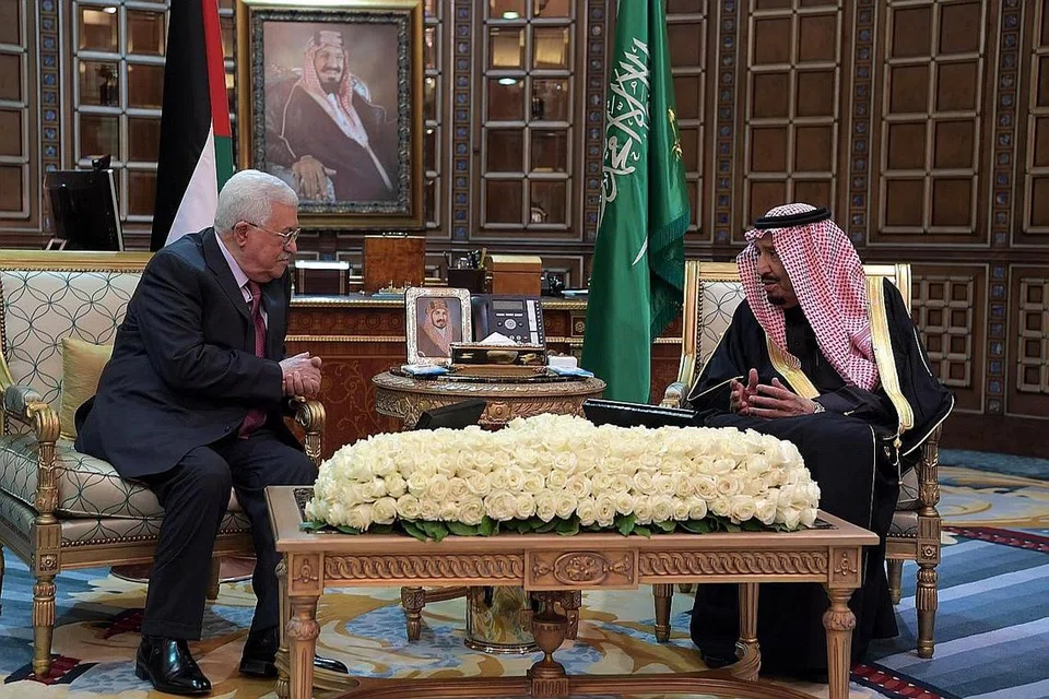PERTEMUAN: Raja Salman bagi Arab Saudi (kanan) dalam satu pertemuan dengan Presiden Palestin, Encik Mahmoud Abbas, di Riyadh. - Foto AFP