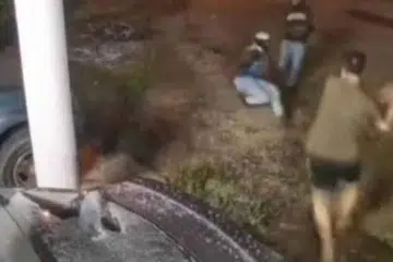 Tangkap layar video yang tular memaparkan seorang lelaki warga Singapura diserang dengan parang dekat sebuah rumah di Kampung Tengah, Kluang, Johor, pada 31 Januari lalu.