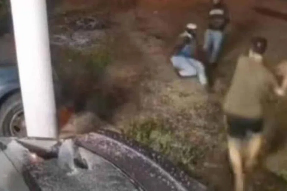 Tangkap layar video yang tular memaparkan seorang lelaki warga Singapura diserang dengan parang dekat sebuah rumah di Kampung Tengah, Kluang, Johor, pada 31 Januari lalu.