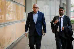 Mantan Menteri Pengangkutan, S Iswaran (kiri), tiba di Mahkamah Tinggi pada 3 September.