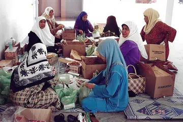 SEMANGAT GOTONG-ROYONG: Anggota badan khairat Kampong West Coast bergotong-royong untuk menyiapkan makanan dan minuman bagi sebuah acara. Pada 1989, badan itu mempunyai sekitar 1,000 anggota. Hingga 2021, badan itu mempunyai sekitar 100 anggota, termasuk bekas penduduk West Coast yang mengambil alih keanggotaan daripada keluarga mereka. (Sumber Encik Mohamad Ali Ismail).