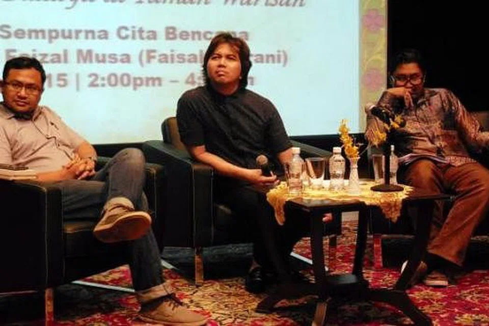 FORUM: (Dari kiri) Encik Mohamed Imran Mohamed Taib, Dr Azhar Ibrahim dan Dr Mohd Faizal Musa@Faisal Tehrani berbincang di Taman Warisan Melayu, 9 Mei lalu. - Foto MOHD RAMAN DAUD