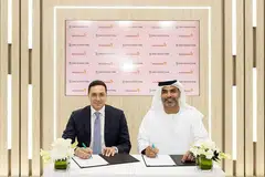 ASTRAZENECA DI DUBAI: Presiden Kelompok Negara GCC dan Pakistan AstraZeneca, Encik Sameh El Fangary (kiri), bersama Naib Presiden Kanan Dubai Science Park, Encik Marwan Abdulaziz Janah, merasmikan kerjasama kededua pihak. - Foto PEJABAT MEDIA DUBAI