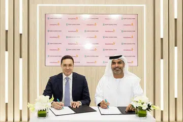 ASTRAZENECA DI DUBAI: Presiden Kelompok Negara GCC dan Pakistan AstraZeneca, Encik Sameh El Fangary (kiri), bersama Naib Presiden Kanan Dubai Science Park, Encik Marwan Abdulaziz Janah, merasmikan kerjasama kededua pihak. - Foto PEJABAT MEDIA DUBAI
