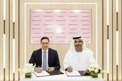 ASTRAZENECA DI DUBAI: Presiden Kelompok Negara GCC dan Pakistan AstraZeneca, Encik Sameh El Fangary (kiri), bersama Naib Presiden Kanan Dubai Science Park, Encik Marwan Abdulaziz Janah, merasmikan kerjasama kededua pihak. - Foto PEJABAT MEDIA DUBAI