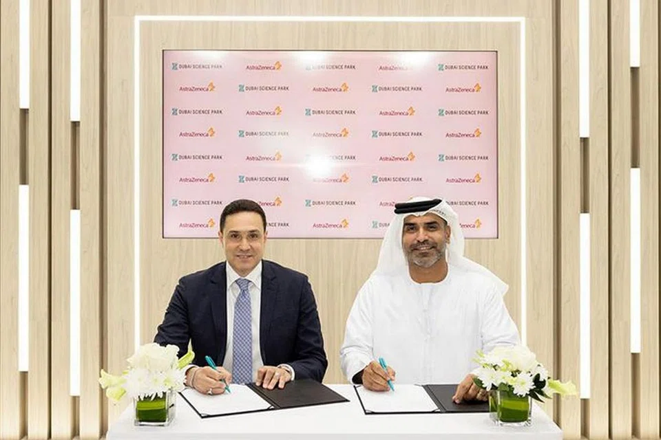 ASTRAZENECA DI DUBAI: Presiden Kelompok Negara GCC dan Pakistan AstraZeneca, Encik Sameh El Fangary (kiri), bersama Naib Presiden Kanan Dubai Science Park, Encik Marwan Abdulaziz Janah, merasmikan kerjasama kededua pihak. - Foto PEJABAT MEDIA DUBAI