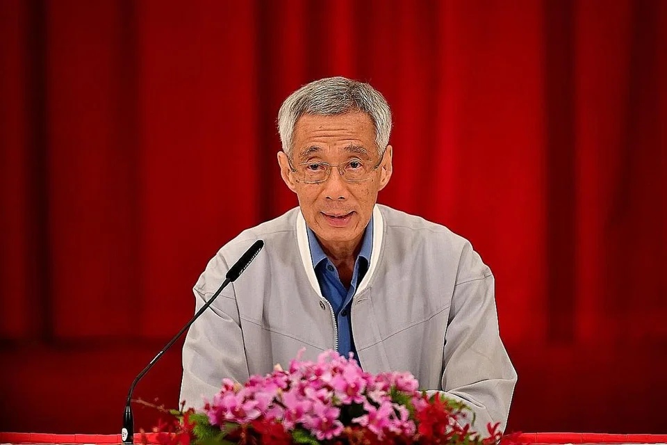 Perdana Menteri, Encik Lee Hsien Loong (gambar atas).