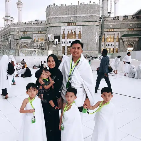 Cik Shiffa Khumaira Abdul Khaliq, Encik Muhammad Mukhlis Dzulfitri Dzulkifli dan anak-anak mereka (dari kiri) – Muhammad Rayyan Ilhan Muhammad Mukhlis Dzulfitri, Muhammad Rayhan Imaan Muhammad Mukhlis Dzulfitri, Muhammad Afeef Muhammad Mukhlis Dzulfitri dan Muhammad Aakif Muhammad Mukhlis Dzulfitri – melawat Masjidil Haram di Makkah.