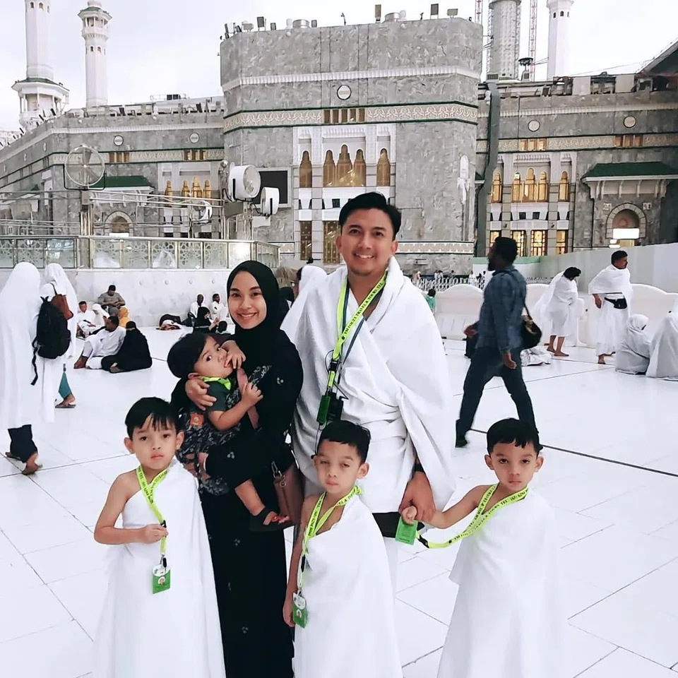 Cik Shiffa Khumaira Abdul Khaliq, Encik Muhammad Mukhlis Dzulfitri Dzulkifli dan anak-anak mereka (dari kiri) – Muhammad Rayyan Ilhan Muhammad Mukhlis Dzulfitri, Muhammad Rayhan Imaan Muhammad Mukhlis Dzulfitri, Muhammad Afeef Muhammad Mukhlis Dzulfitri dan Muhammad Aakif Muhammad Mukhlis Dzulfitri – melawat Masjidil Haram di Makkah.