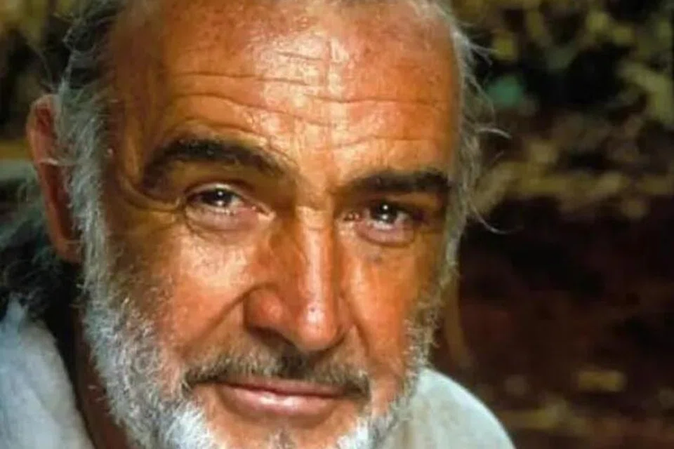 Sean Connery pernah bertugas sebagai penggilap keranda sehingga tertidur di dalam keranda kosong.