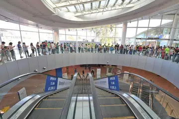 PERPUSTAKAAN TERBESAR DALAM PUSAT BELI-BELAH: Orang ramai beratur untuk memasuki perpustakaan baru library@harbourfront yang dibuka secara rasmi baru-baru ini di pusat beli belah VivoCity. - Foto BH oleh ALPHONSUS CHERN