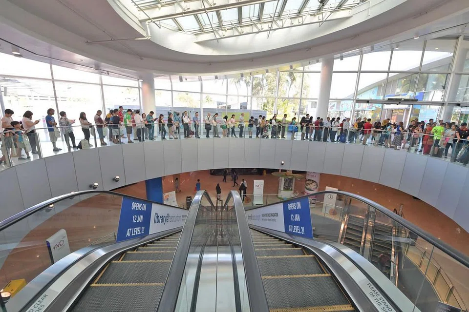 PERPUSTAKAAN TERBESAR DALAM PUSAT BELI-BELAH: Orang ramai beratur untuk memasuki perpustakaan baru library@harbourfront yang dibuka secara rasmi baru-baru ini di pusat beli belah VivoCity. - Foto BH oleh ALPHONSUS CHERN