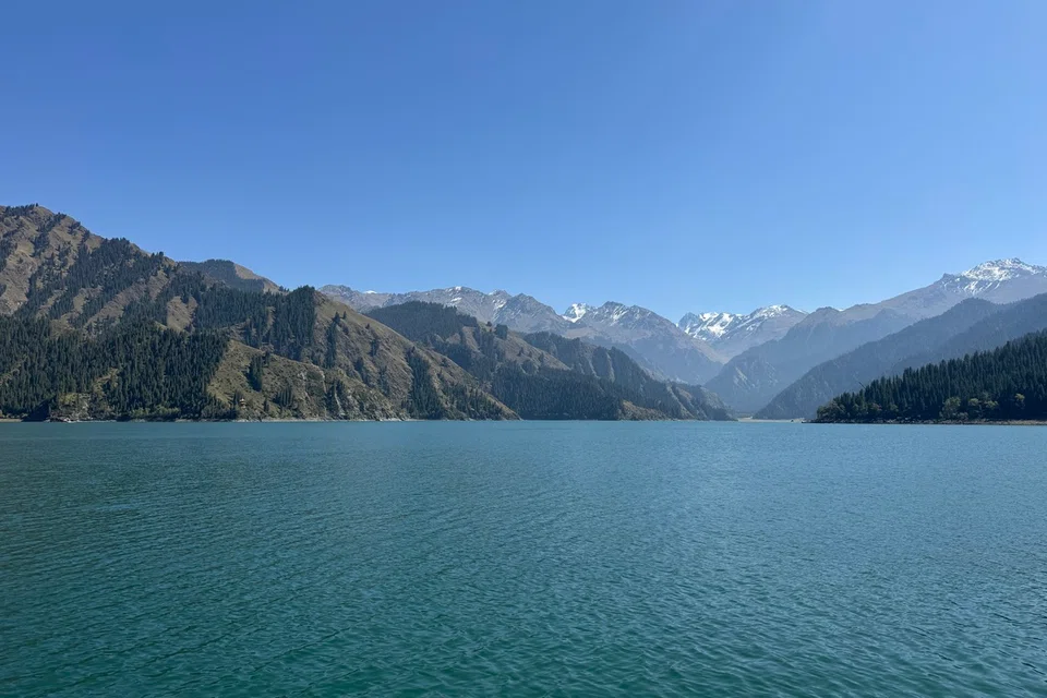 Tasik Tianchi, yang juga dikenali sebagai ‘Heavenly Lake’, merupakan sebuah tasik yang dikelilingi hutan pokok cemara dan puncak pergunungan Tianshan yang bersalji.